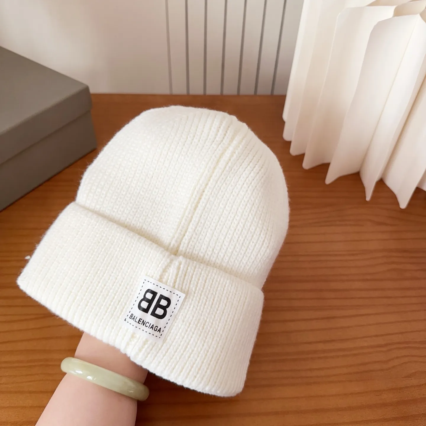 💰60 Balenciaga knitted cold hat brick cabinet new style! It became popular on Xiaohongshu as soon as it was put on the shelves~ First released on the whole network, matching color and version. The first batch of goods is sufficient, so hurry up and get it.