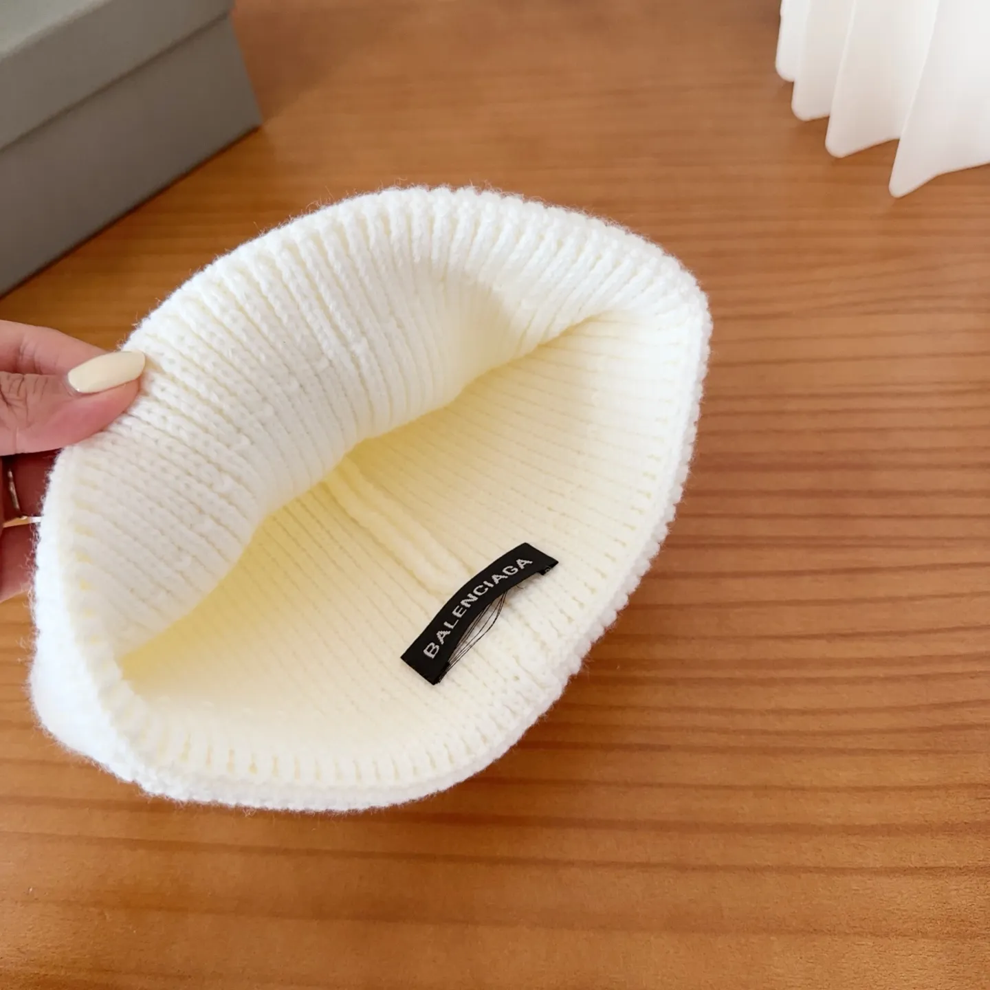 💰60 Balenciaga knitted cold hat brick cabinet new style! It became popular on Xiaohongshu as soon as it was put on the shelves~ First released on the whole network, matching color and version. The first batch of goods is sufficient, so hurry up and get it.