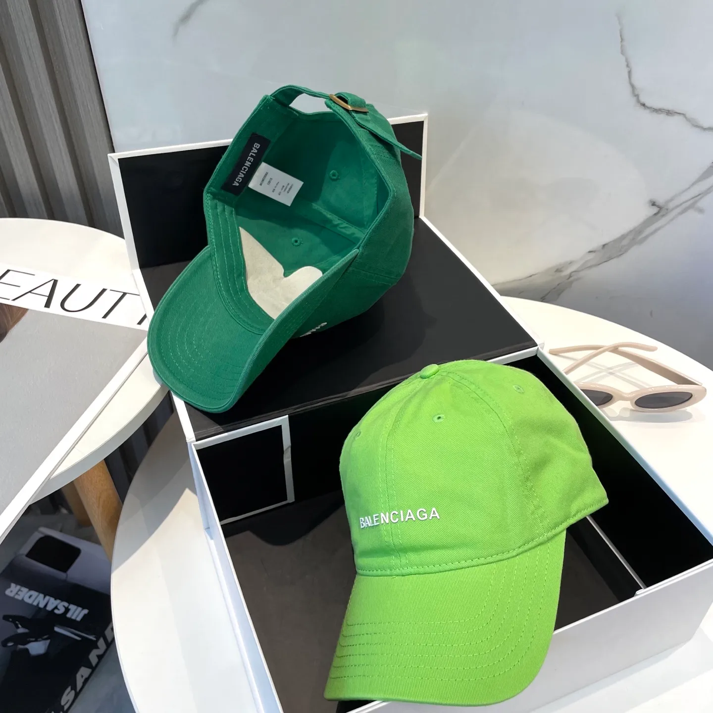 P50 Balenciaga Baseball Cap My family is already very proficient in Balenciaga’s craftsmanship. It’s a must-have. BALENCIAGA Balenciaga’s new washed pure cotton baseball cap. Heavy craftsmanship, double B letter logo, novel and fashionable trendy style. Exclusive physical shot of the same style for men and women. Unisex, adjustable