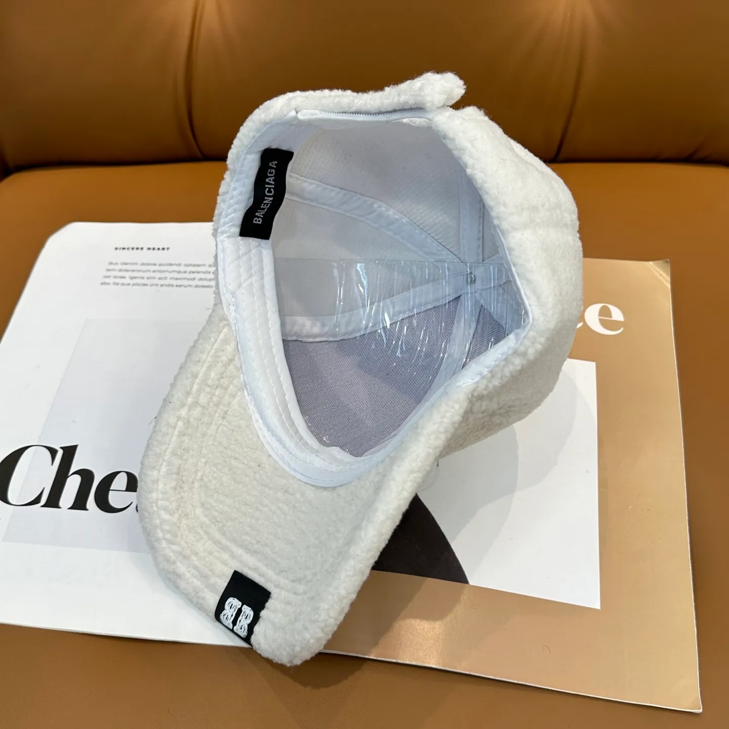 P56 Balenciaga ~ New autumn and winter lamb wool baseball cap ~ It is a perfect interpretation of the sweet and cool style. I love it so much❤️ The top is sexy and handsome. Both are online! No girl can refuse a fluffy item.