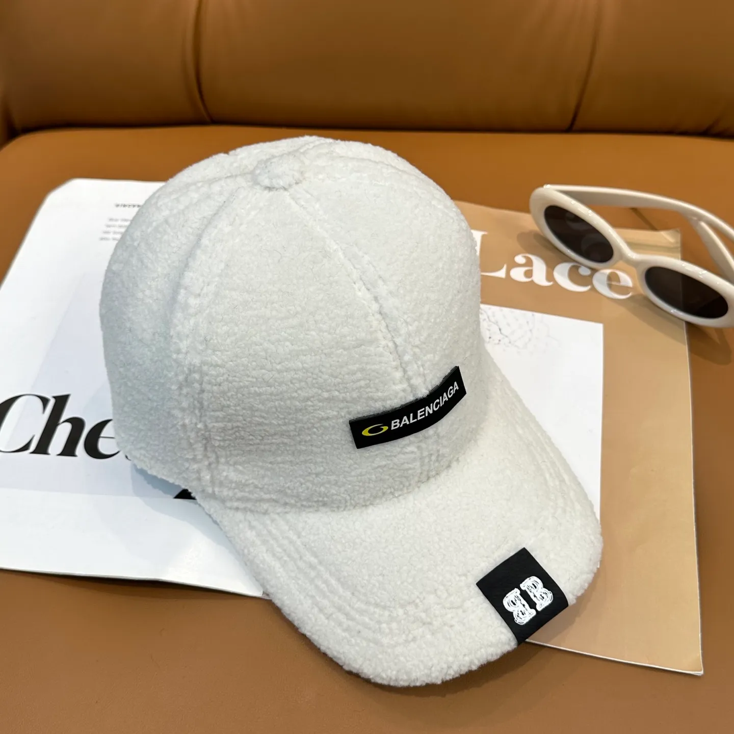 P56 Balenciaga ~ New autumn and winter lamb wool baseball cap ~ It is a perfect interpretation of the sweet and cool style. I love it so much❤️ The top is sexy and handsome. Both are online! No girl can refuse a fluffy item.