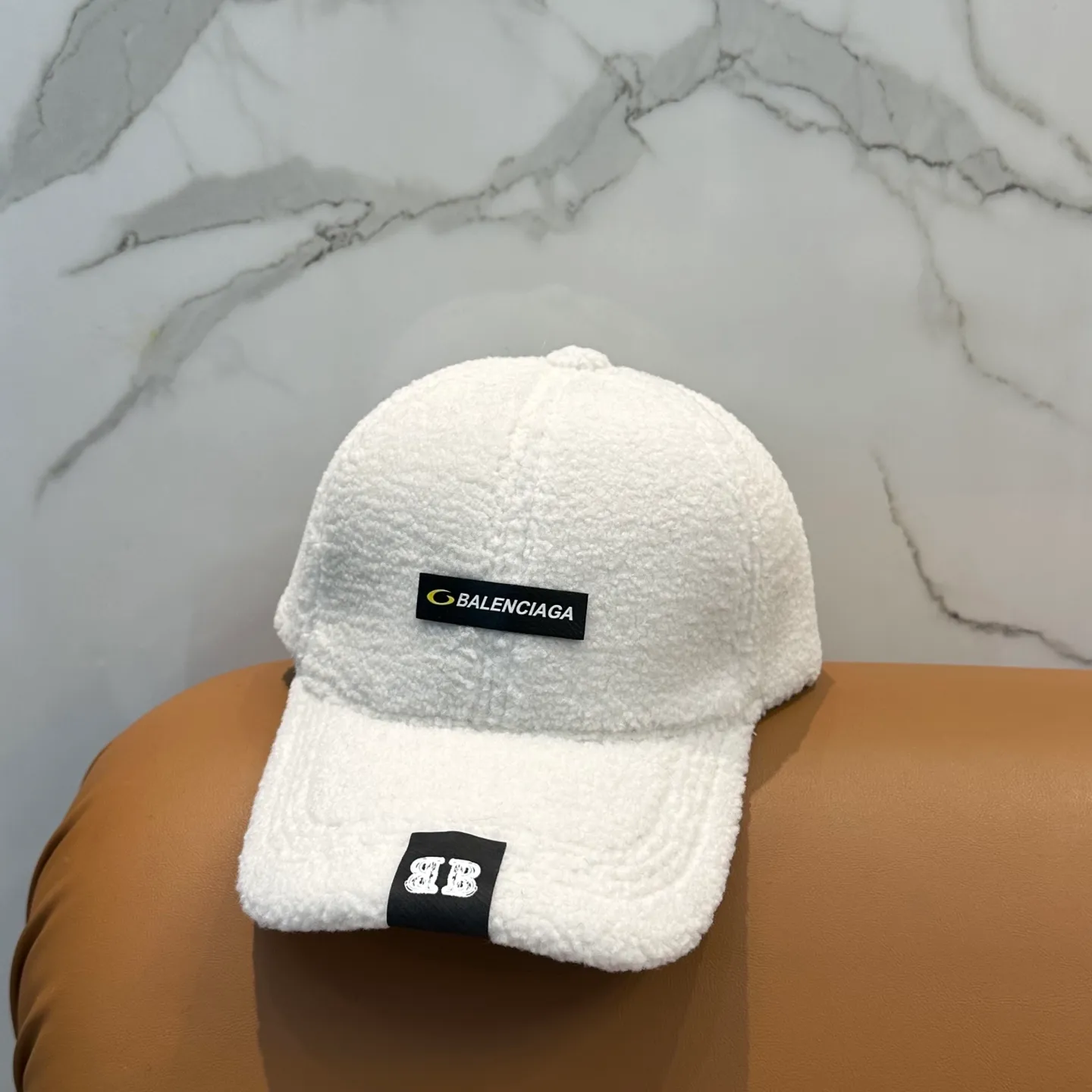 P56 Balenciaga ~ New autumn and winter lamb wool baseball cap ~ It is a perfect interpretation of the sweet and cool style. I love it so much❤️ The top is sexy and handsome. Both are online! No girl can refuse a fluffy item.