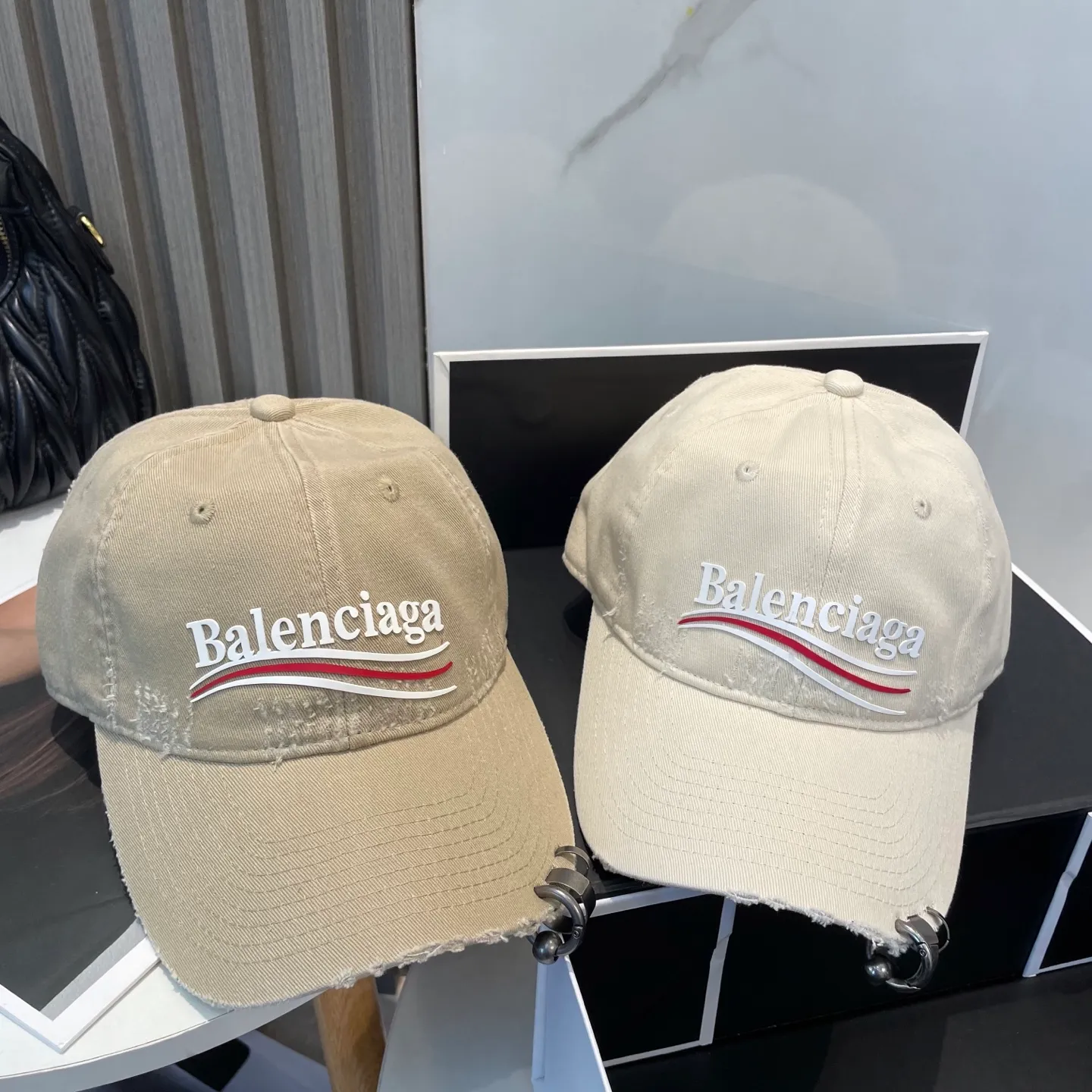 P76 New Balencia*a Balenciaga new baseball cap, ready for delivery in seconds🧢Simple, fashionable, super invincible and beautiful hat! Couple style!