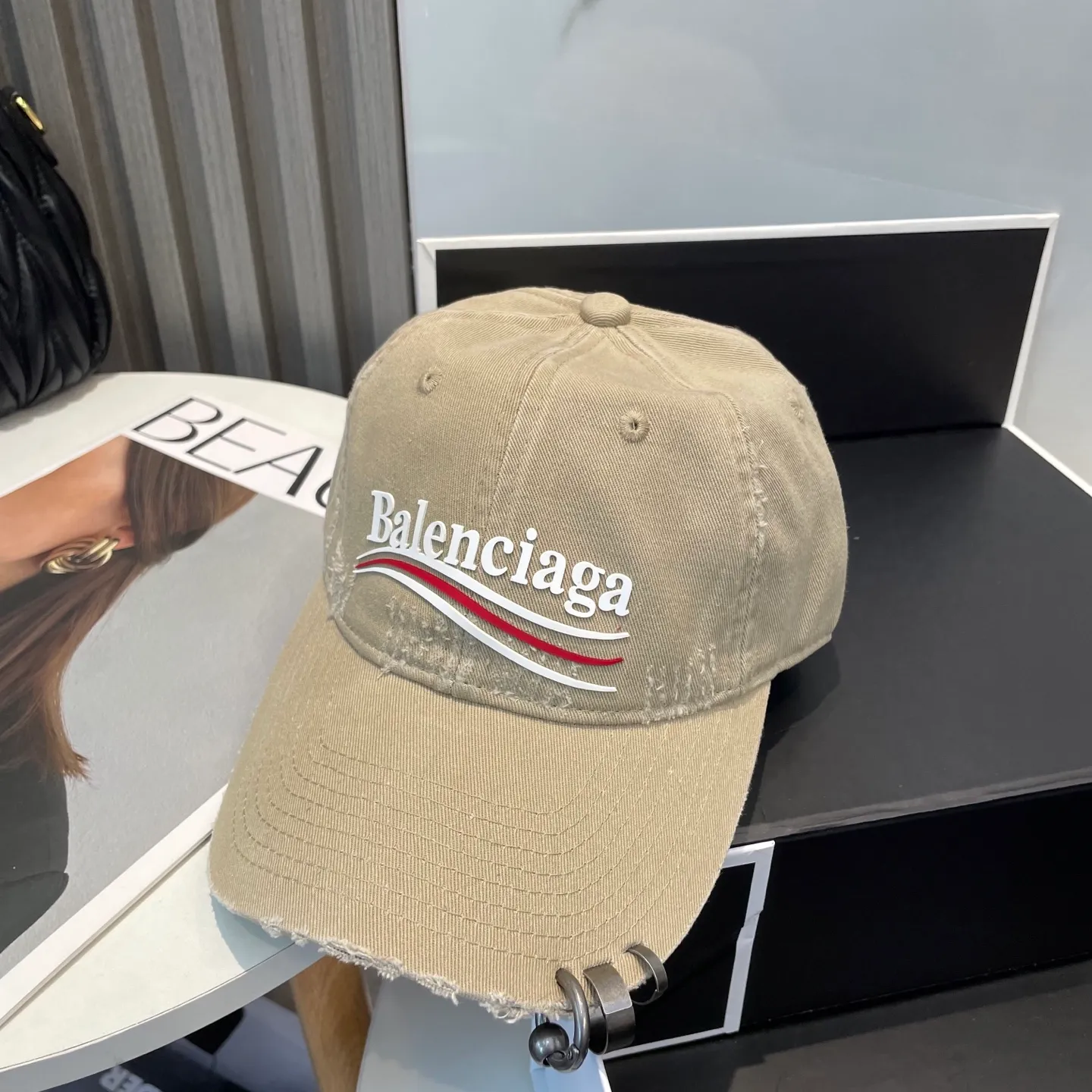 P76 New Balencia*a Balenciaga new baseball cap, ready for delivery in seconds🧢Simple, fashionable, super invincible and beautiful hat! Couple style!