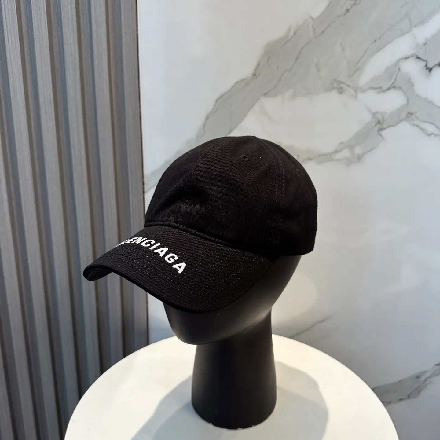 P56 Balencia*a Balenciaga's new baseball cap, ready for delivery in seconds 🧢Simple, fashionable, super invincible and beautiful hat! Couple style! The advantages of the original product compared to other hats,