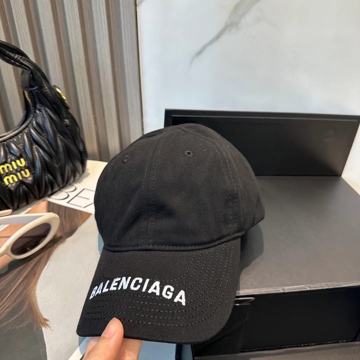P56 Balencia*a Balenciaga's new baseball cap, ready for delivery in seconds 🧢Simple, fashionable, super invincible and beautiful hat! Couple style! The advantages of the original product compared to other hats,