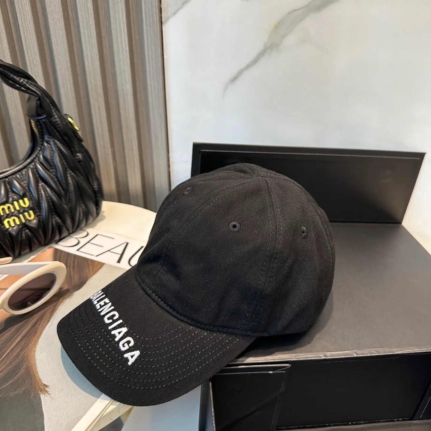 P56 Balencia*a Balenciaga's new baseball cap, ready for delivery in seconds 🧢Simple, fashionable, super invincible and beautiful hat! Couple style! The advantages of the original product compared to other hats,