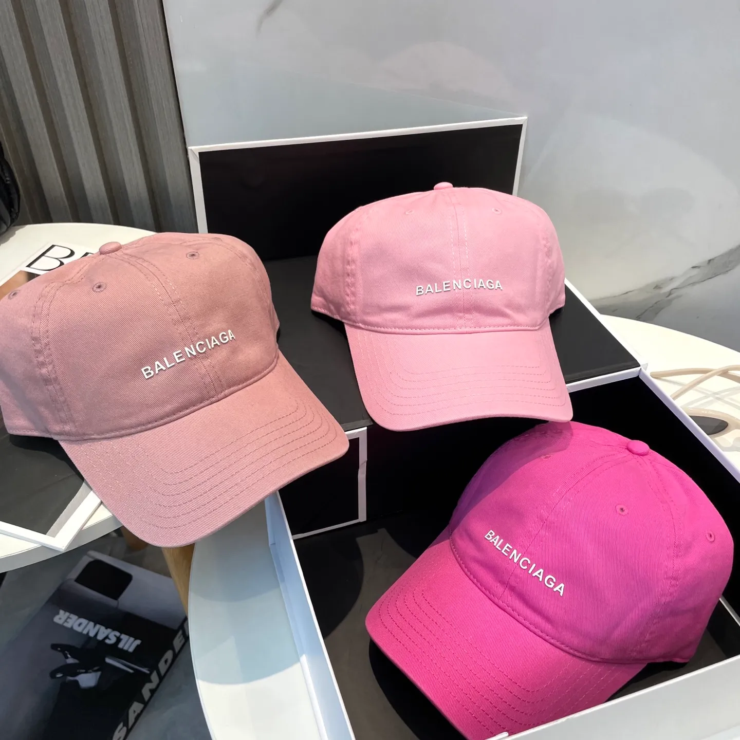 P50 Balenciaga Baseball Cap My family is already very proficient in Balenciaga’s craftsmanship. It’s a must-have. BALENCIAGA Balenciaga’s new washed pure cotton baseball cap. Heavy craftsmanship, double B letter logo, novel and fashionable trendy style. Exclusive physical shot of the same style for men and women. Unisex, adjustable