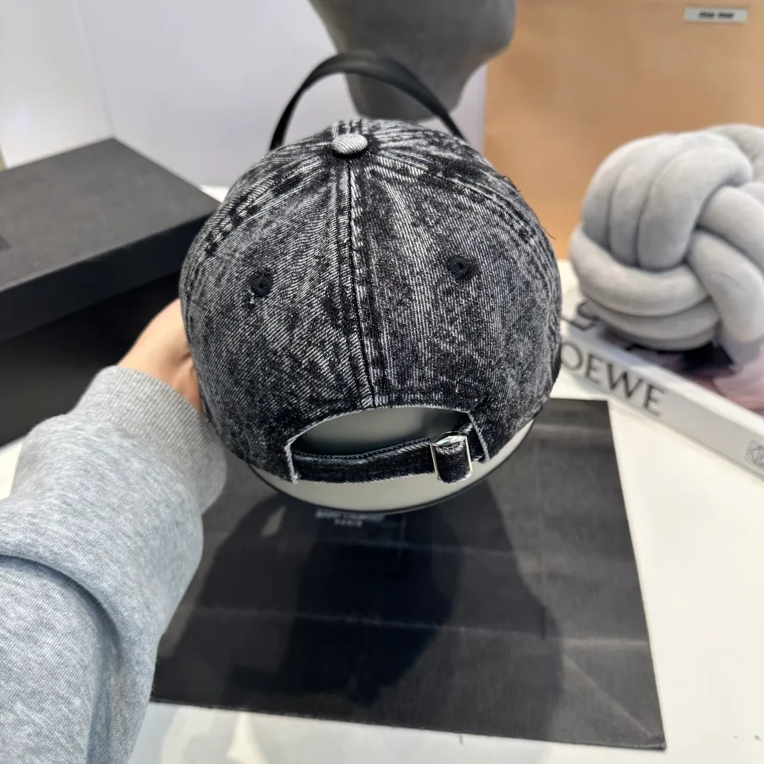 P60 BALENCIAGA 🆕Spring style new personalized baseball cap, high quality and excellent breathability, suitable for all seasons, high-value fashion item! Same style for men and women