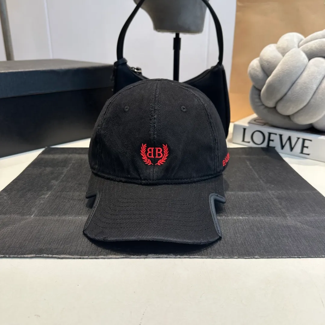 p70 Balencia*a Balenciaga’s new baseball cap 🧢Simple, fashionable and super beautiful hat!