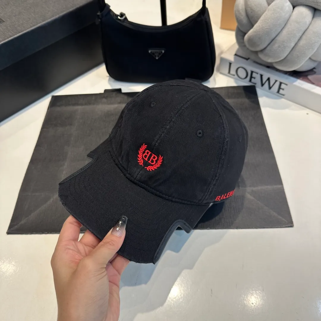p70 Balencia*a Balenciaga’s new baseball cap 🧢Simple, fashionable and super beautiful hat!