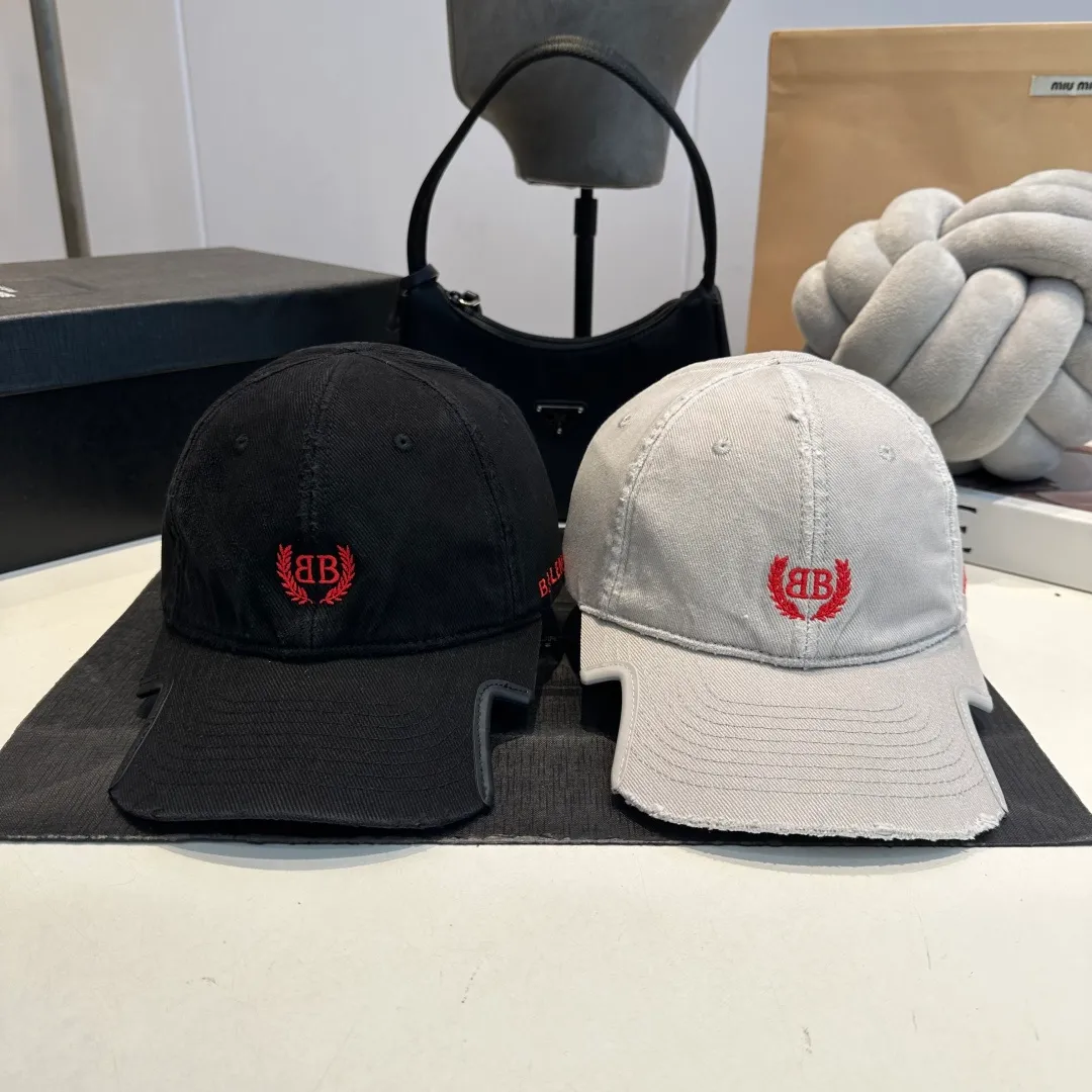 p70 Balencia*a Balenciaga’s new baseball cap 🧢Simple, fashionable and super beautiful hat!
