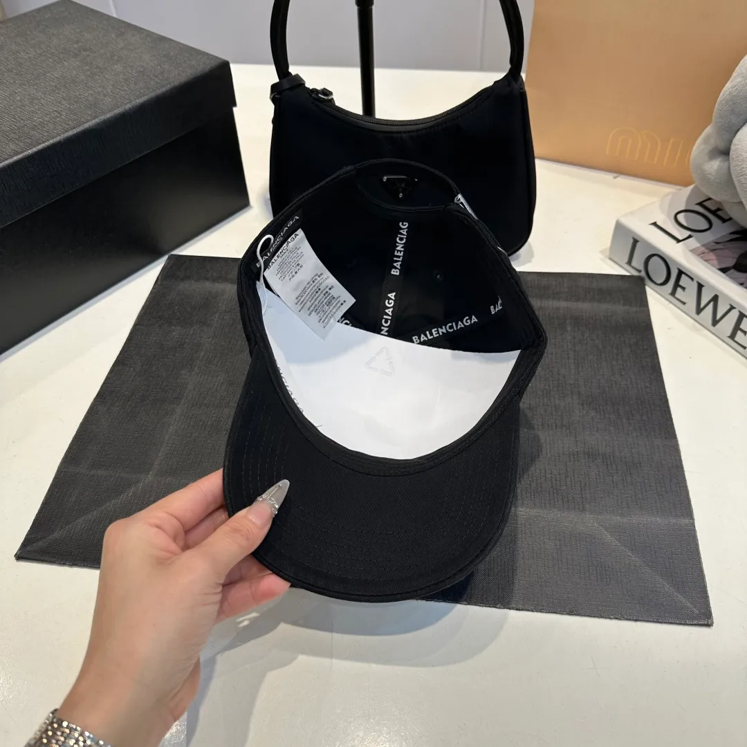 P60 Balenciaga Balenciaga's new baseball cap, personalized and old yuppie style, has a strong sense of design and is a must-have for fashionistas