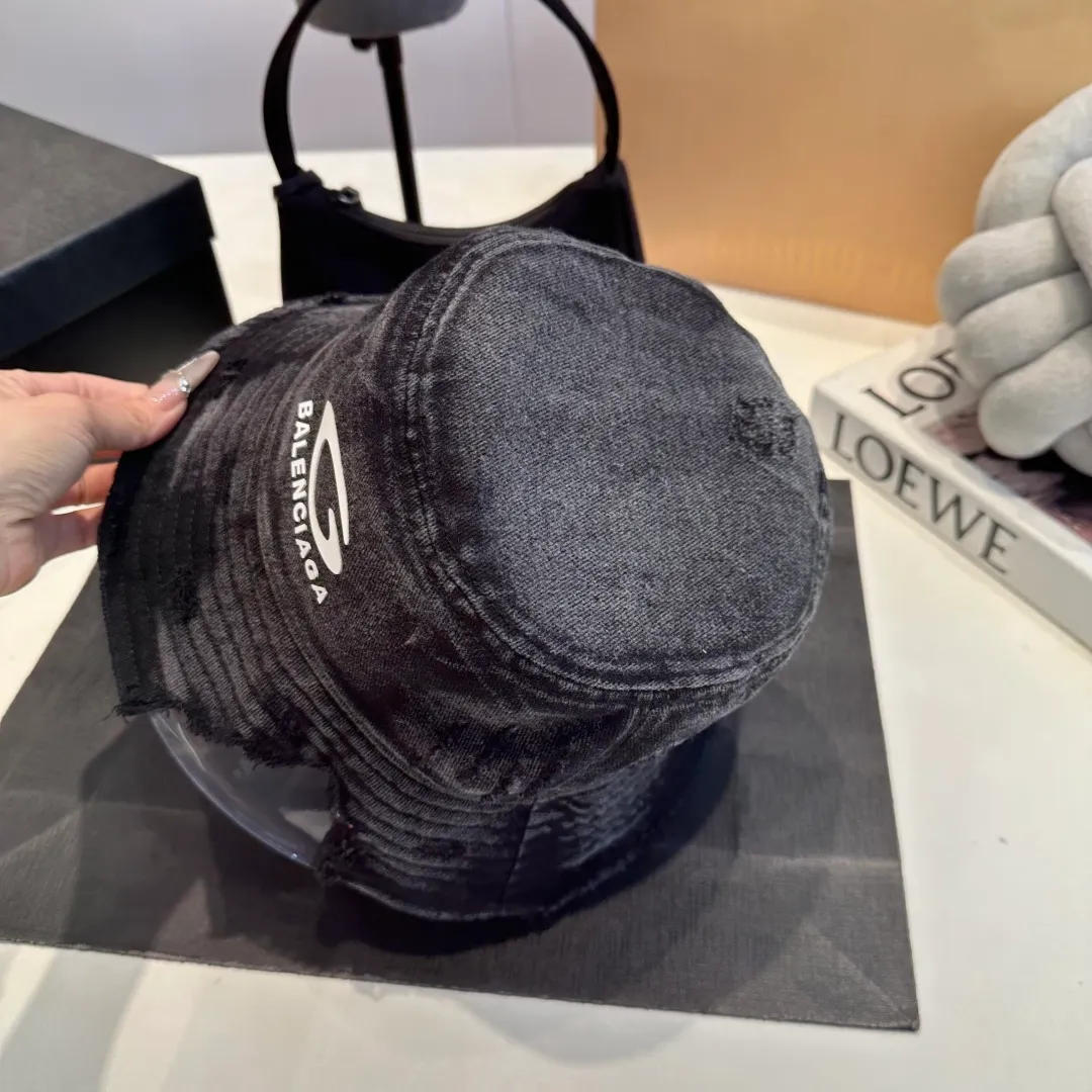P60 new product Balencia*a Balenciaga's new fisherman hat, ready for delivery in seconds🧢Simple, fashionable, super invincible and beautiful hat! Couple style!