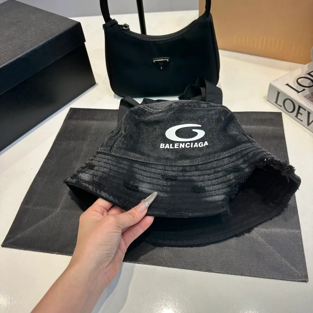 P60 new product Balencia*a Balenciaga's new fisherman hat, ready for delivery in seconds🧢Simple, fashionable, super invincible and beautiful hat! Couple style!