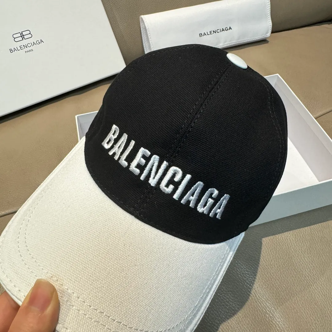 P150 new model shipped, Balenciaga's new original baseball cap, black and white color matching, 1:1 mold customization, new three-dimensional embroidery, exquisite and flawless! Original canvas fabric + first-layer cowhide, meticulous workmanship, original factory quality, exclusive physical photography.