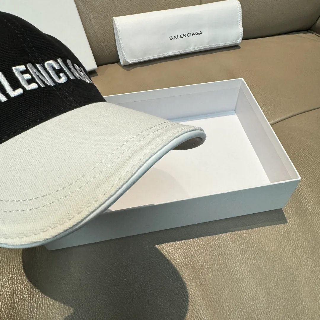 P150 new model shipped, Balenciaga's new original baseball cap, black and white color matching, 1:1 mold customization, new three-dimensional embroidery, exquisite and flawless! Original canvas fabric + first-layer cowhide, meticulous workmanship, original factory quality, exclusive physical photography.