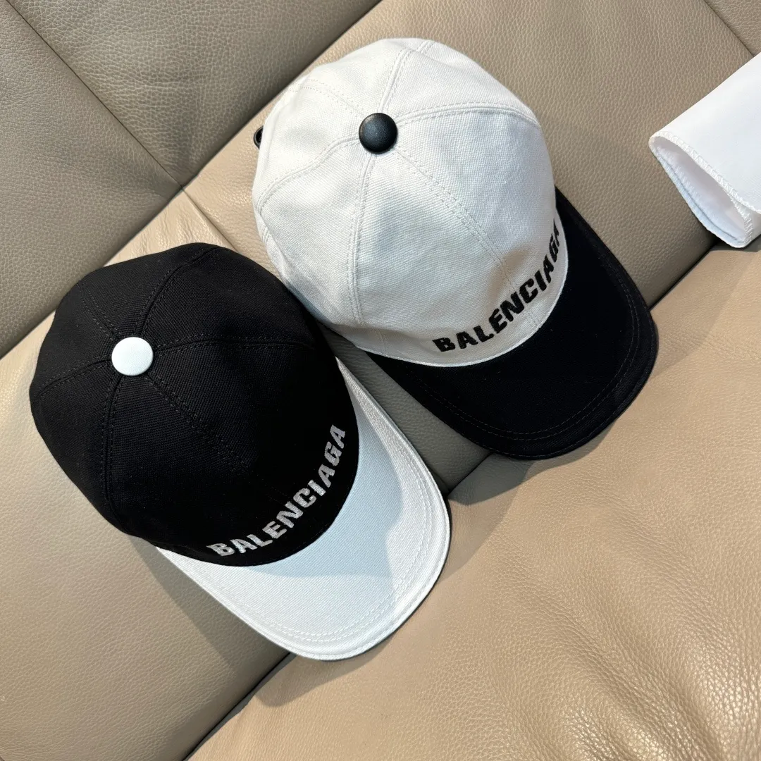 P150 new model shipped, Balenciaga's new original baseball cap, black and white color matching, 1:1 mold customization, new three-dimensional embroidery, exquisite and flawless! Original canvas fabric + first-layer cowhide, meticulous workmanship, original factory quality, exclusive physical photography.