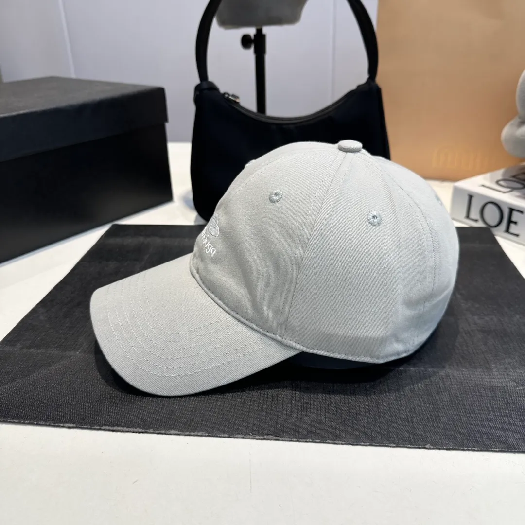 P60 Balenciaga Balenciaga's new baseball cap, personalized and old yuppie style, has a strong sense of design and is a must-have for fashionistas