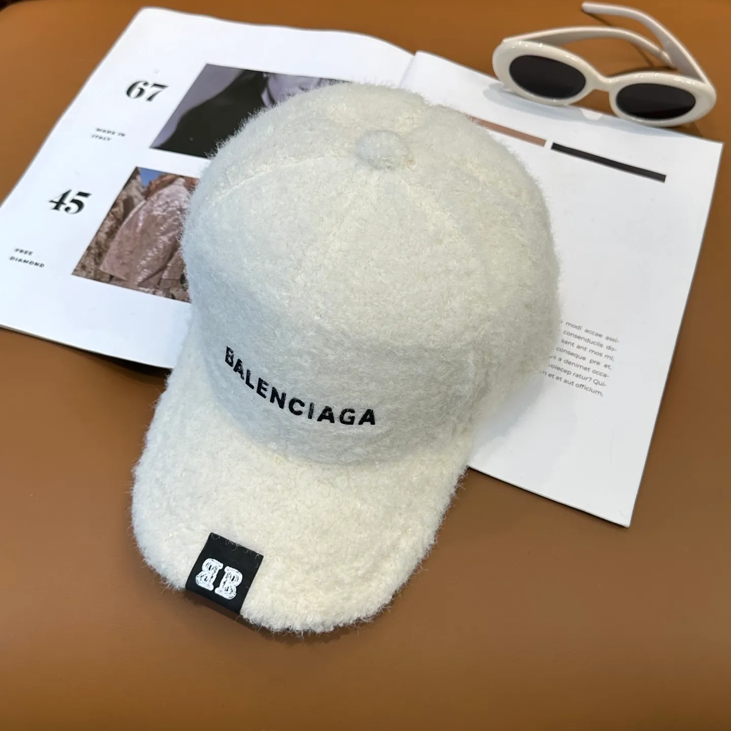 P66 Balenciaga BaIenciag's new baseball cap ~ It is a perfect interpretation of the sweet and cool style. I love it so much❤️ The top is sexy and handsome. Both are online! No girl can refuse a fluffy item.