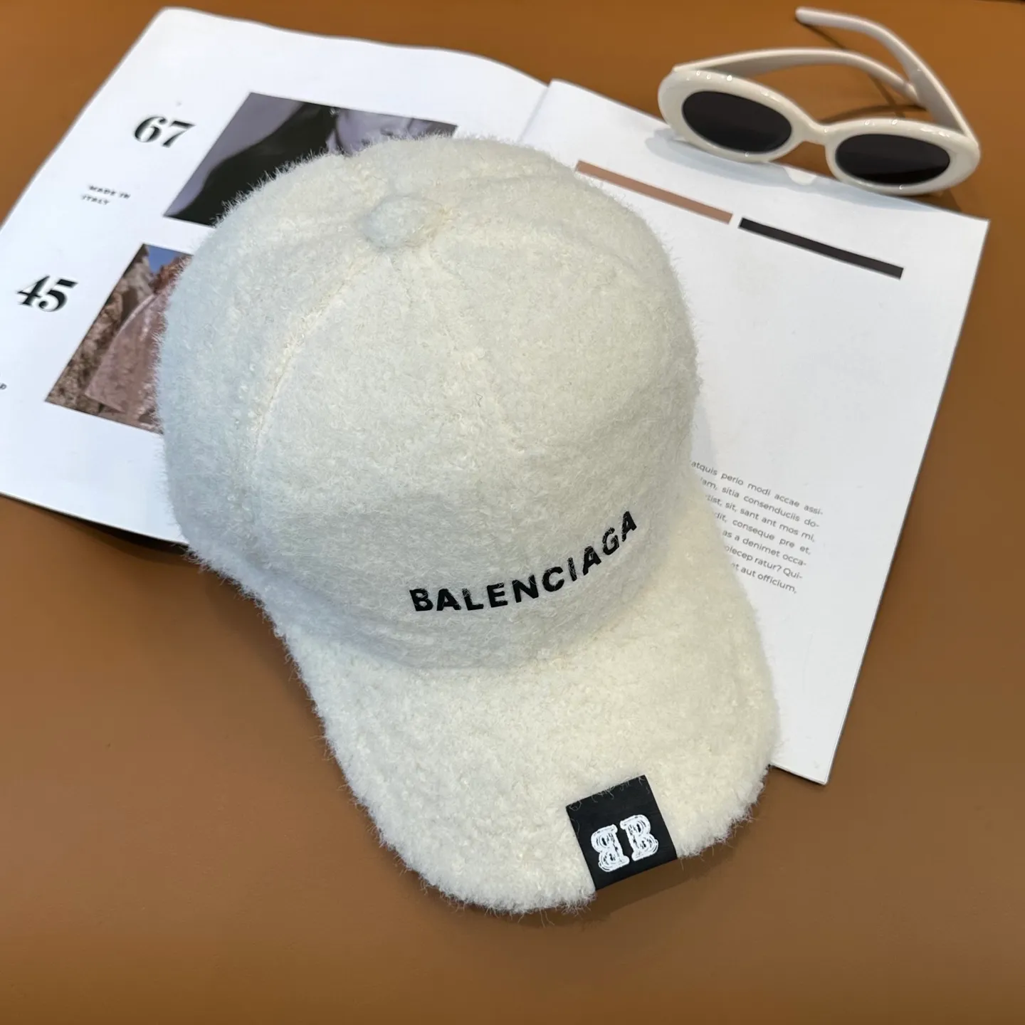P66 Balenciaga BaIenciag's new baseball cap ~ It is a perfect interpretation of the sweet and cool style. I love it so much❤️ The top is sexy and handsome. Both are online! No girl can refuse a fluffy item.