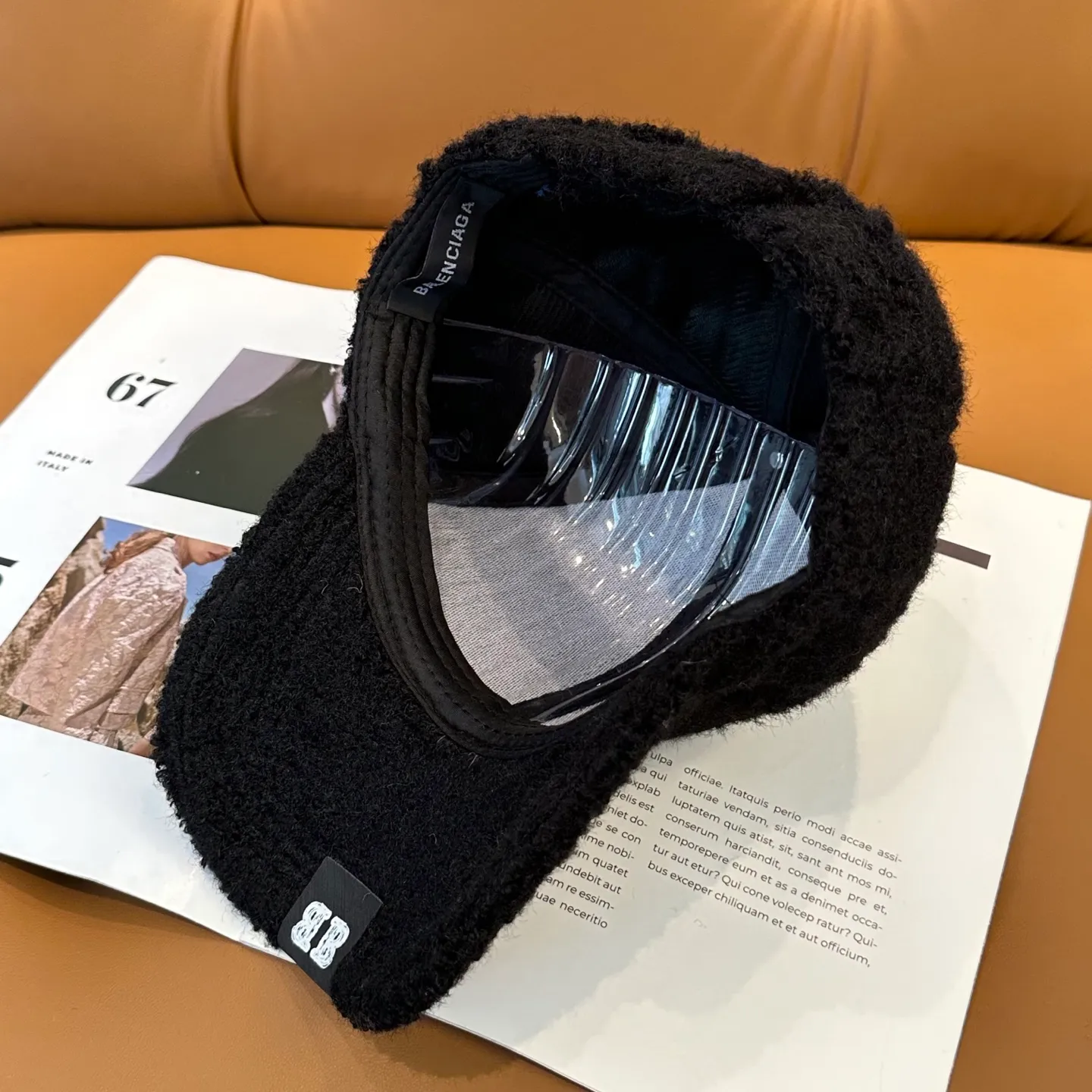 P66 Balenciaga BaIenciag's new baseball cap ~ It is a perfect interpretation of the sweet and cool style. I love it so much❤️ The top is sexy and handsome. Both are online! No girl can refuse a fluffy item.