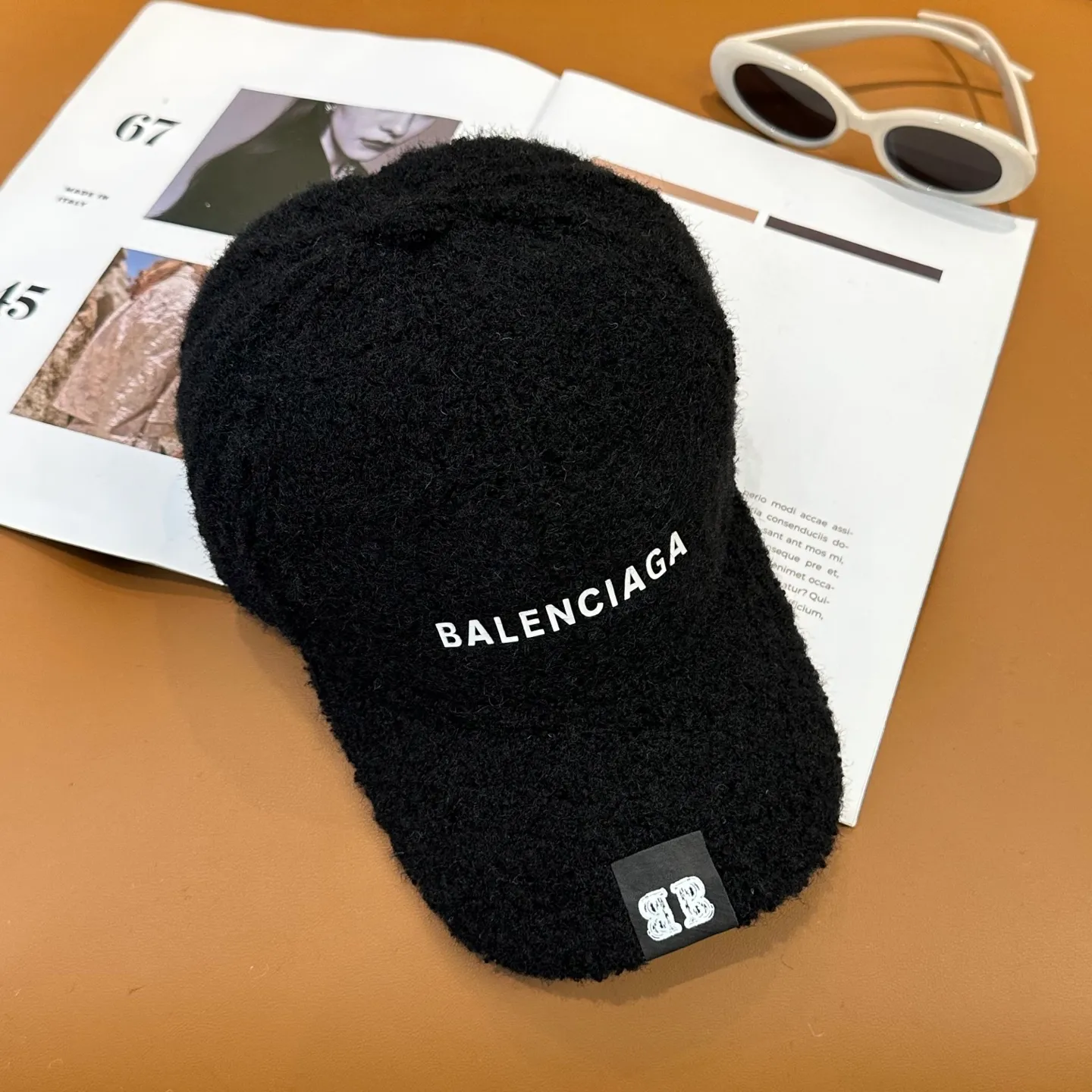 P66 Balenciaga BaIenciag's new baseball cap ~ It is a perfect interpretation of the sweet and cool style. I love it so much❤️ The top is sexy and handsome. Both are online! No girl can refuse a fluffy item.