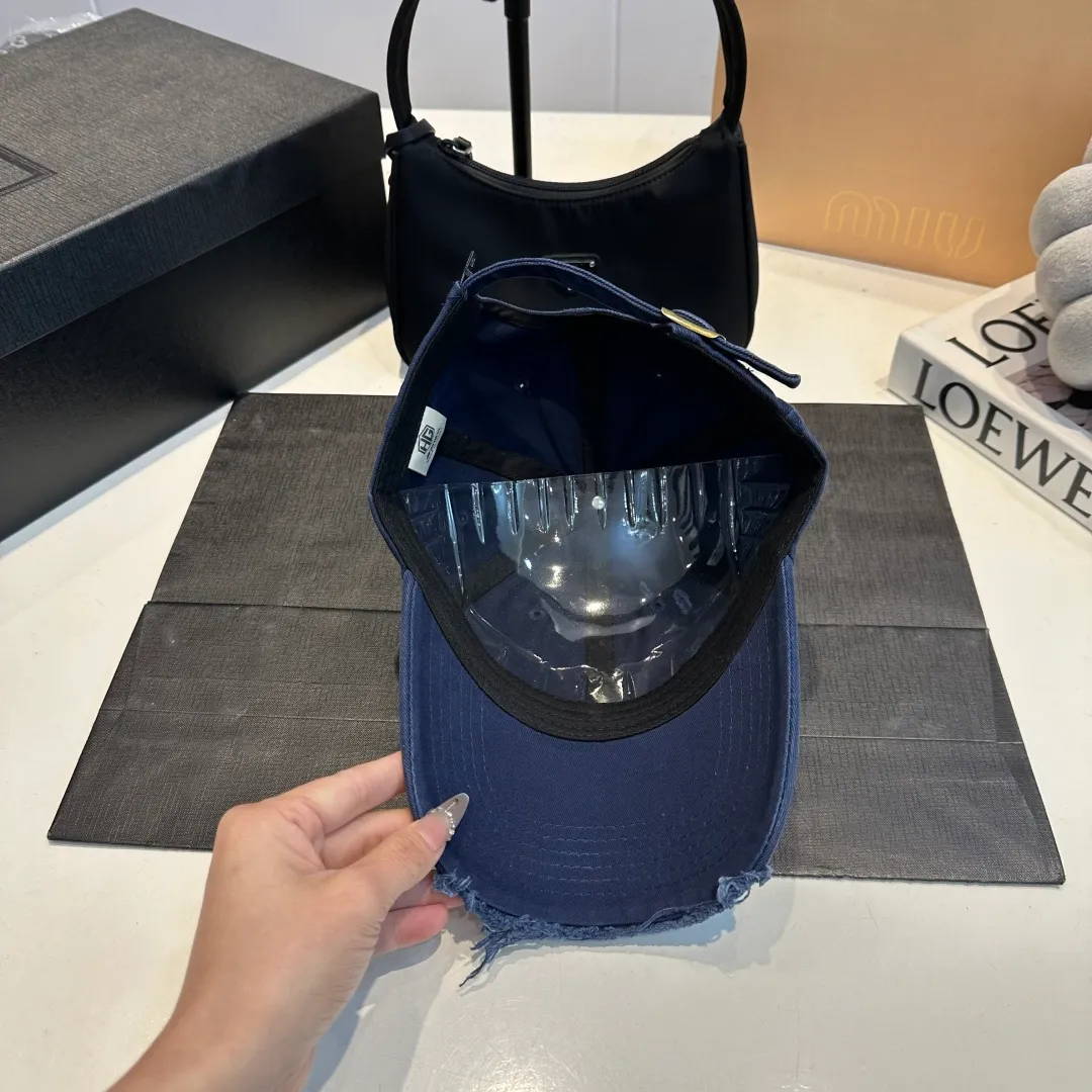 P60 new product Balencia*a Balenciaga new baseball cap ready for delivery in seconds🧢Simple, fashionable, super invincible and beautiful hat! Couple style!