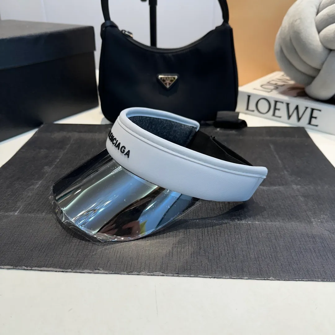 P50 Balencia*a Balenciaga's new style 💞 Summer ice silk empty top hat. The empty top sun protection hat does not delay the ponytail~ The ice silk fabric is practical and beautiful! The design of the large brim can effectively block ultraviolet rays. Multiple colors available.