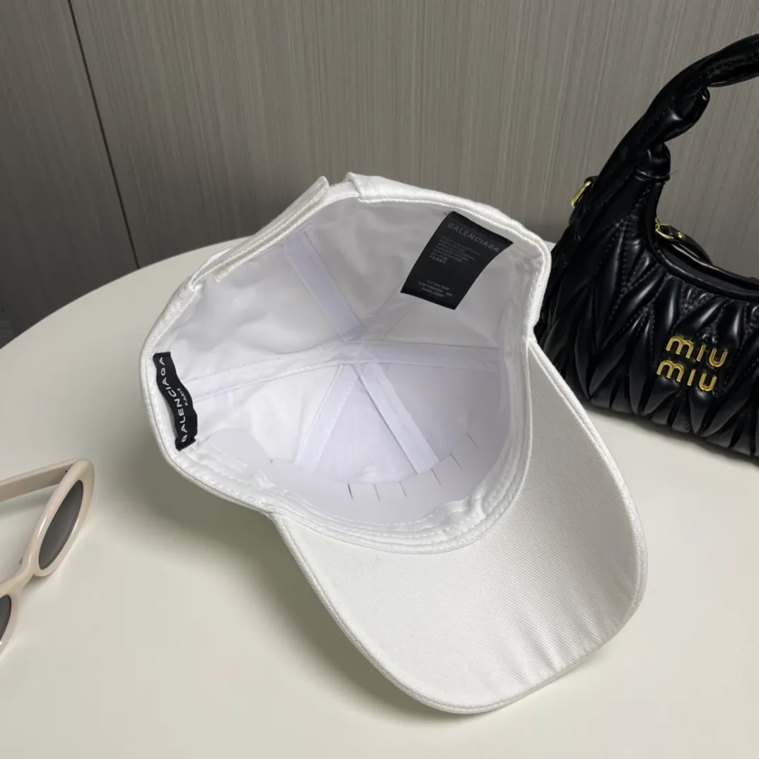 P60 new product Balencia*a new baseball cap with embroidered letters from Balenciaga, ready for delivery in seconds🧢Simple, fashionable, super invincible and beautiful hat! Couple style!