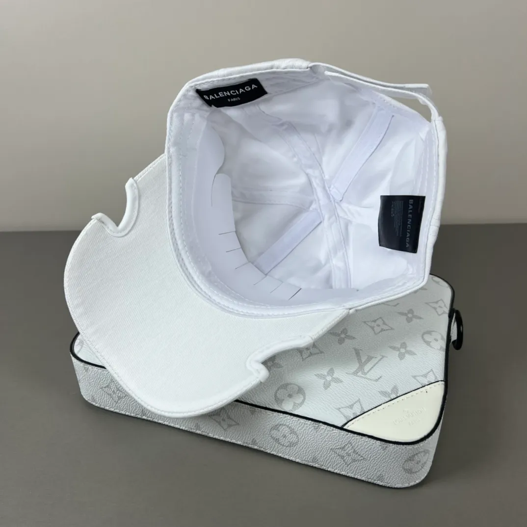 P60 Balenclaga official website new product Balenciaga new baseball cap ready for delivery in seconds🧢Simple, fashionable, super invincible and beautiful hat! Couple style! The advantages of the original product compared to other hats,