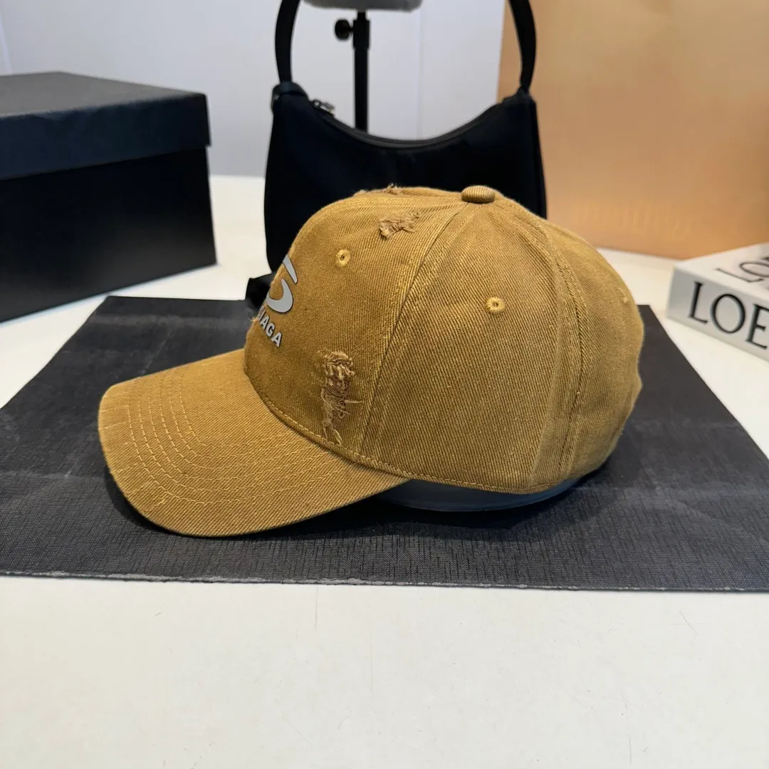 P56 New Balencia*a Balenciaga new baseball cap, ready for delivery in seconds🧢Simple, fashionable, super invincible and beautiful hat! Couple style!