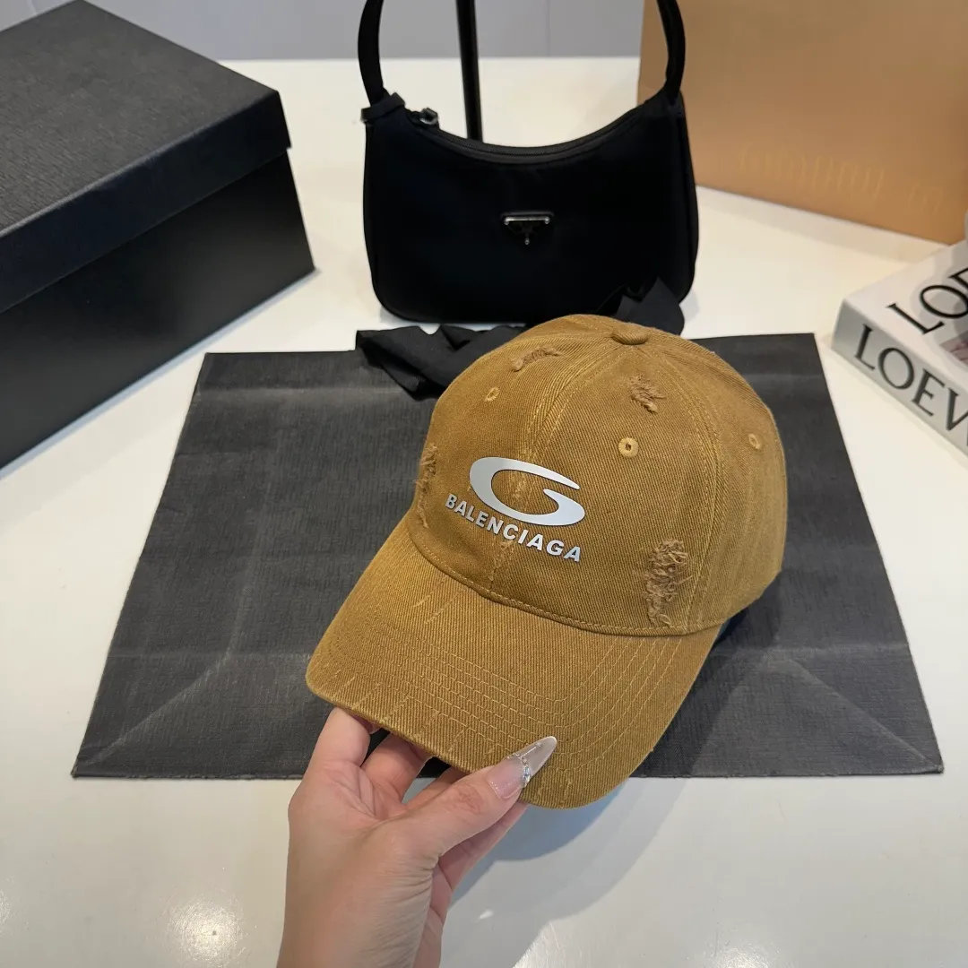 P56 New Balencia*a Balenciaga new baseball cap, ready for delivery in seconds🧢Simple, fashionable, super invincible and beautiful hat! Couple style!