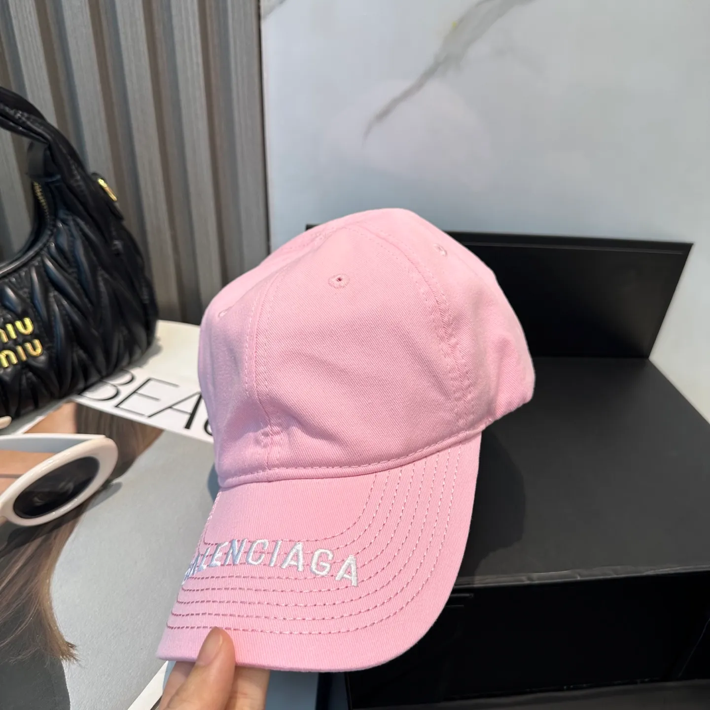 P66 Balencia*a Balenciaga's new baseball cap, ready for delivery in seconds 🧢Simple, fashionable, super invincible and beautiful hat! Couple style! The advantages of the original product compared to other hats,
