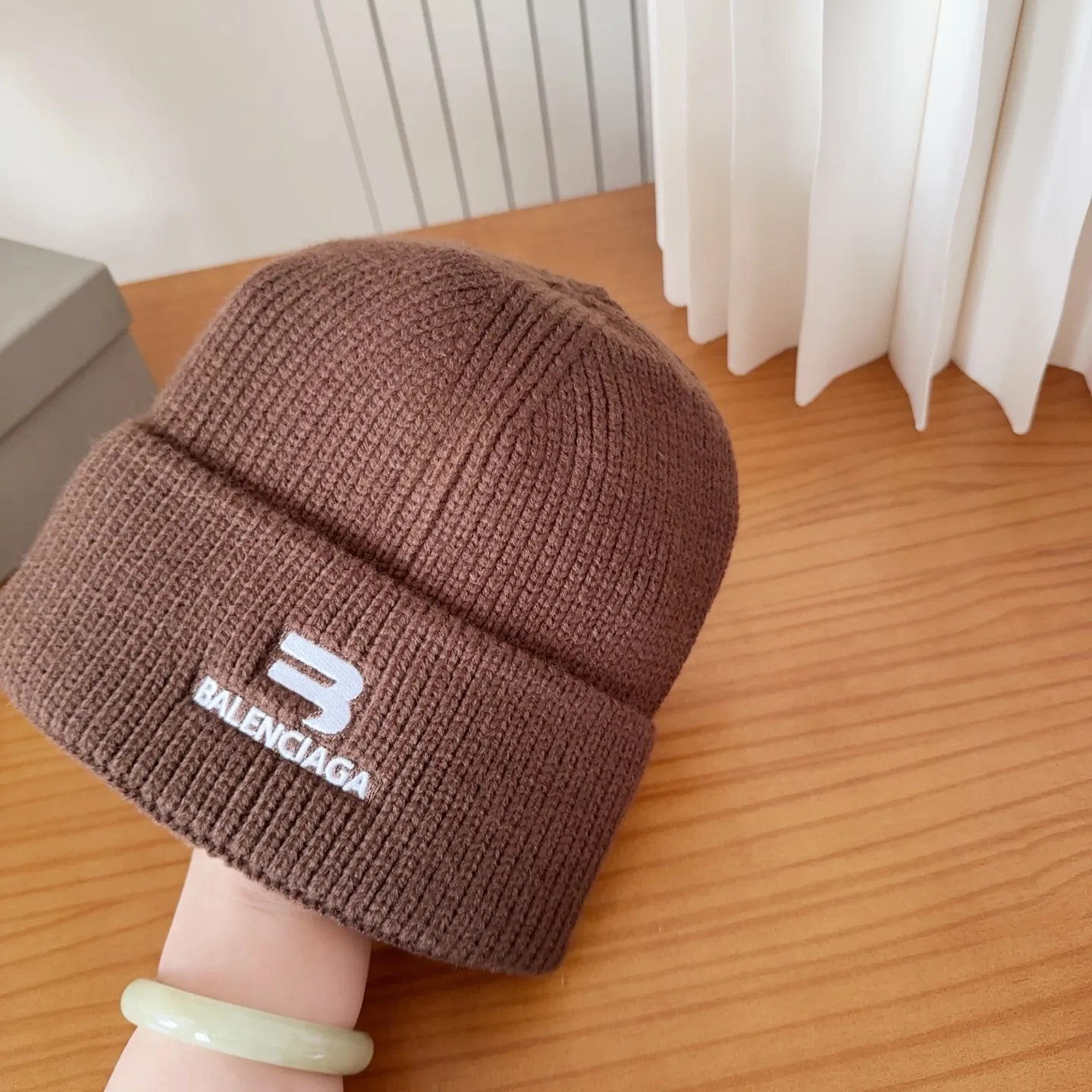 💰60 Balenciaga knitted cold hat brick cabinet new style! It became popular on Xiaohongshu as soon as it was put on the shelves~ First released on the whole network, matching color and version. The first batch of goods is sufficient, so hurry up and get it.