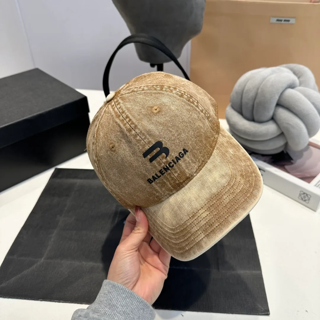 P60 BALENCIAGA 🆕Spring style new personalized baseball cap, high quality and excellent breathability, suitable for all seasons, high-value fashion item! Same style for men and women