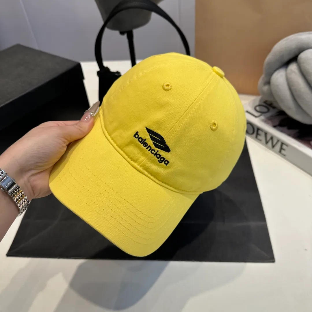 P60 Balenciaga Balenciaga's new baseball cap, personalized and old yuppie style, has a strong sense of design and is a must-have for fashionistas