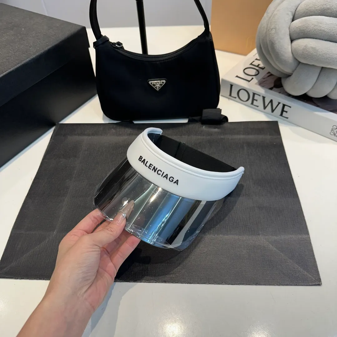 P50 Balencia*a Balenciaga's new style 💞 Summer ice silk empty top hat. The empty top sun protection hat does not delay the ponytail~ The ice silk fabric is practical and beautiful! The design of the large brim can effectively block ultraviolet rays. Multiple colors available.
