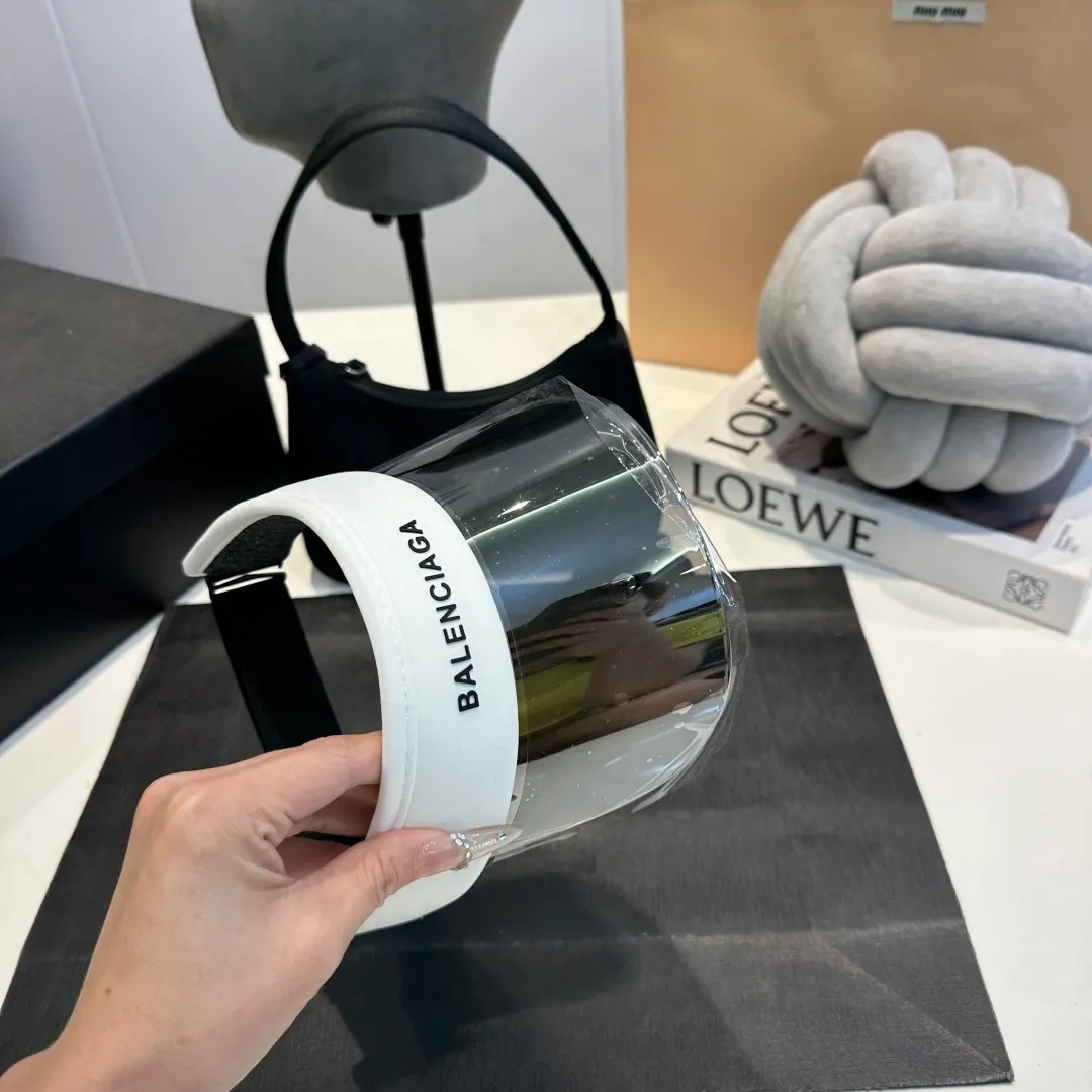 P50 Balencia*a Balenciaga's new style 💞 Summer ice silk empty top hat. The empty top sun protection hat does not delay the ponytail~ The ice silk fabric is practical and beautiful! The design of the large brim can effectively block ultraviolet rays. Multiple colors available.