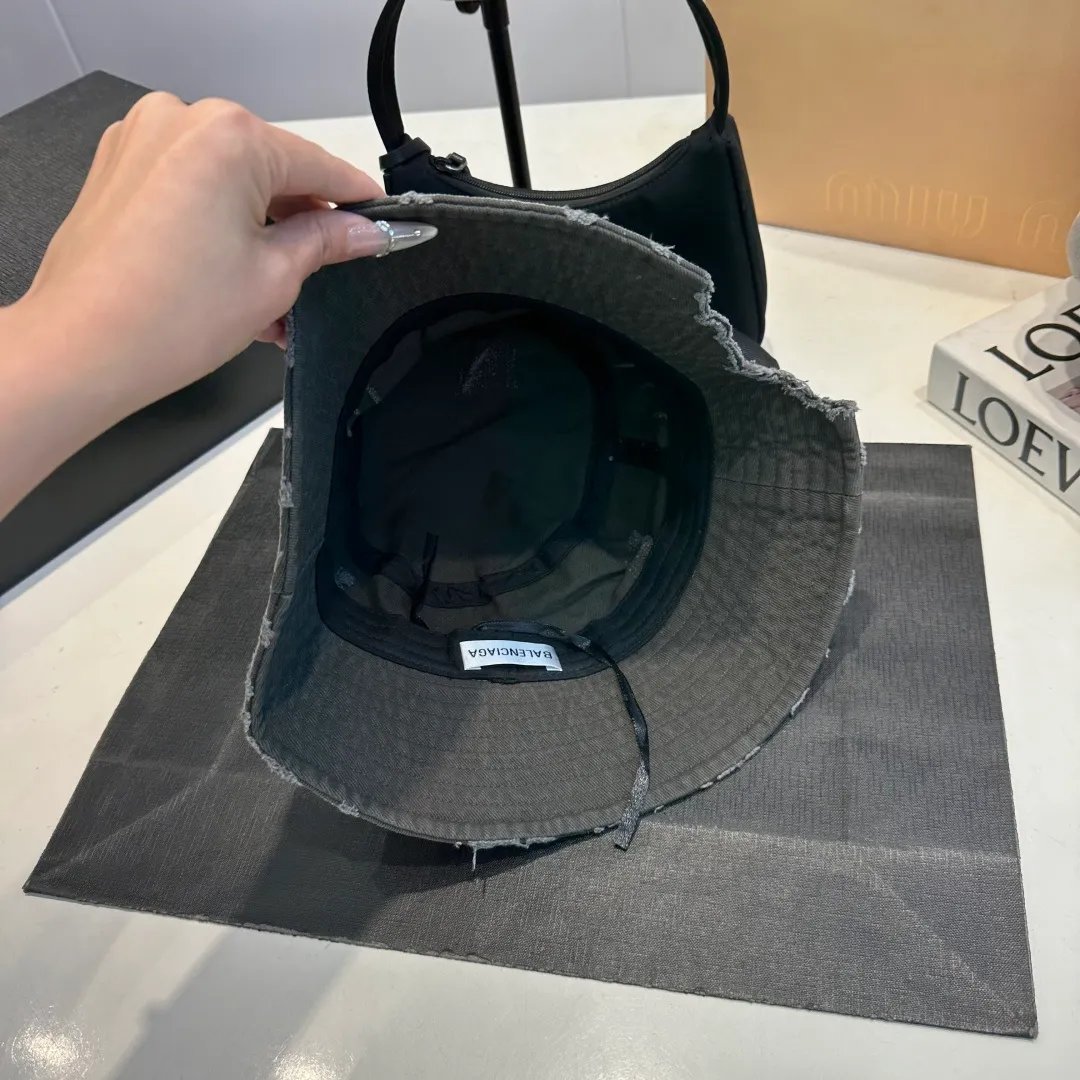 P60 new product Balencia*a Balenciaga's new fisherman hat, ready for delivery in seconds🧢Simple, fashionable, super invincible and beautiful hat! Couple style!