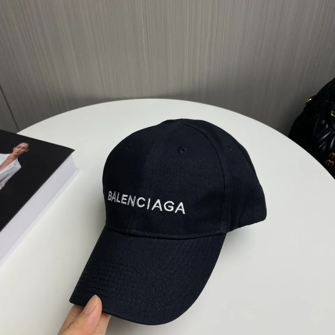 P60 🧢Balenciaga🧢Embroidered original baseball cap♥️The quality is very good👍Casual and fashionable🌼Versatile style♥️Same style for men and women!