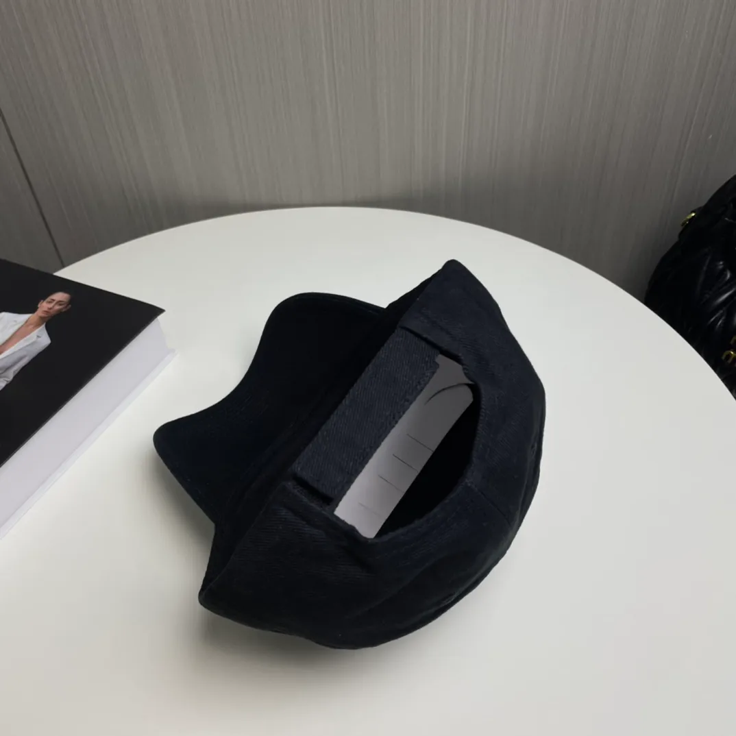 P60 🧢Balenciaga🧢Embroidered original baseball cap♥️The quality is very good👍Casual and fashionable🌼Versatile style♥️Same style for men and women!