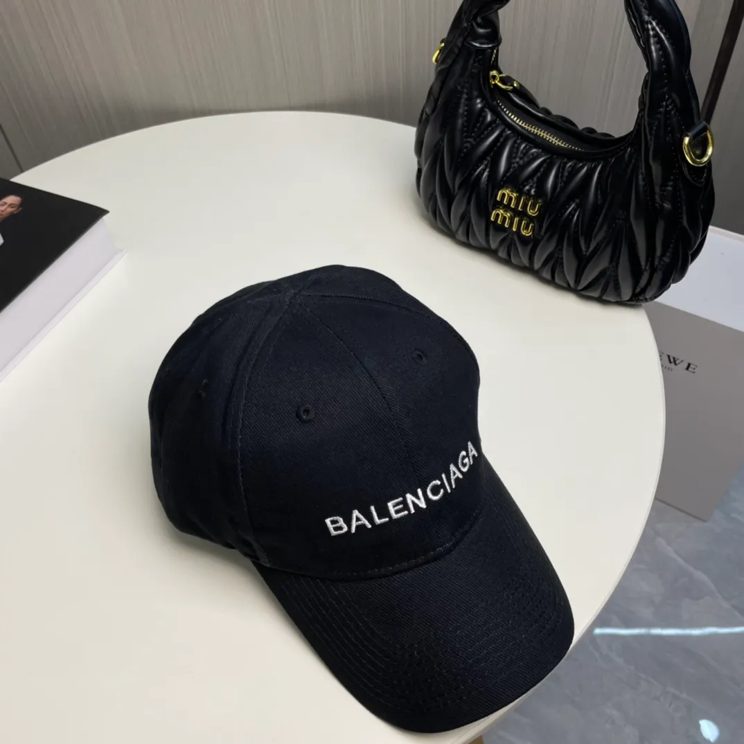 P60 🧢Balenciaga🧢Embroidered original baseball cap♥️The quality is very good👍Casual and fashionable🌼Versatile style♥️Same style for men and women!