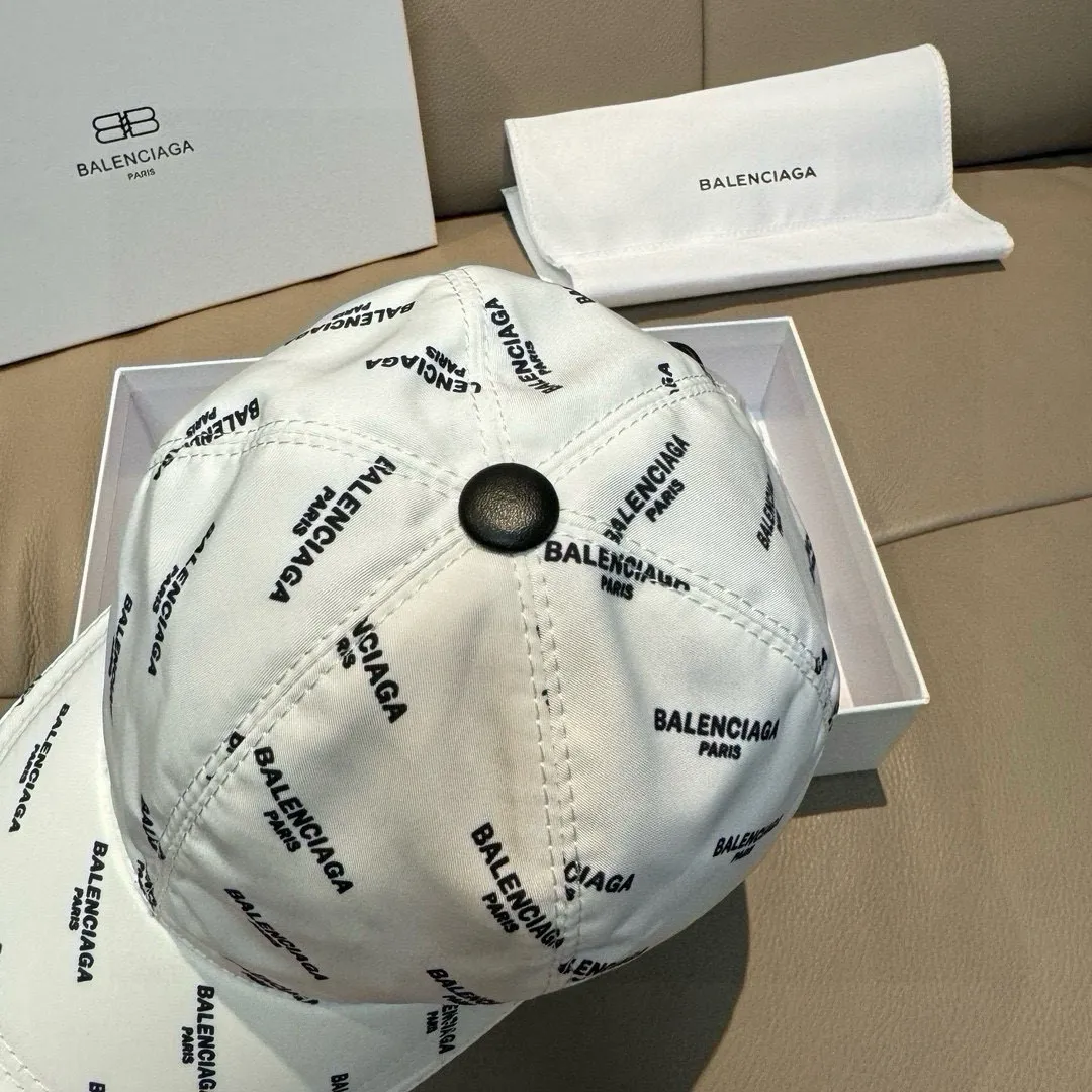 Batch 90, Balenciaga's classic original baseball cap, 1:1 mold opening and customization at the counter, original silk screen satin fabric + first layer of cowhide, pure cotton lining, light and breathable, simple and elegant! Basic head circumference is 56cm, the patch is adjustable, suitable for both men and women, a must-have for all seasons!