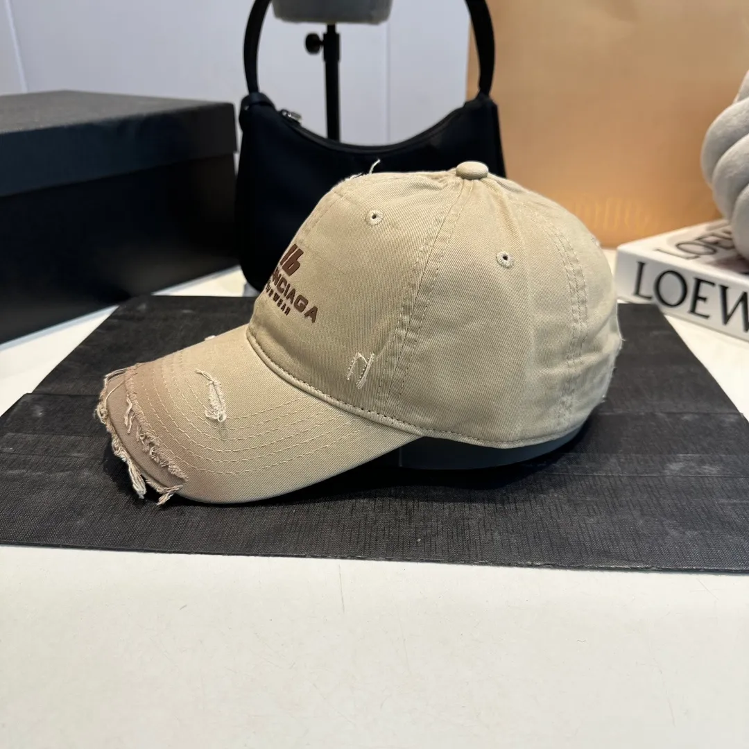 P60 new product Balencia*a Balenciaga new baseball cap ready for delivery in seconds🧢Simple, fashionable, super invincible and beautiful hat! Couple style!