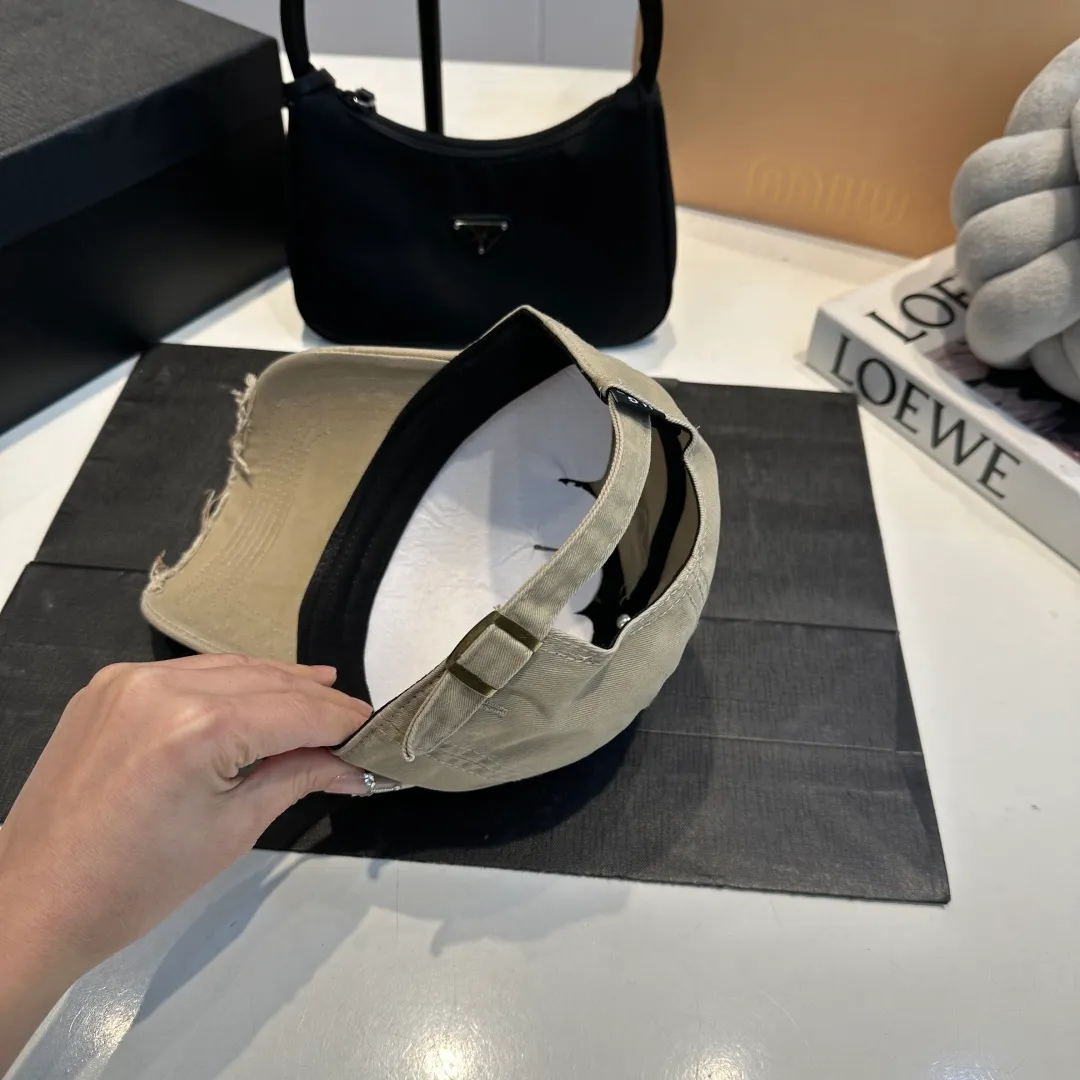P60 new product Balencia*a Balenciaga new baseball cap ready for delivery in seconds🧢Simple, fashionable, super invincible and beautiful hat! Couple style!