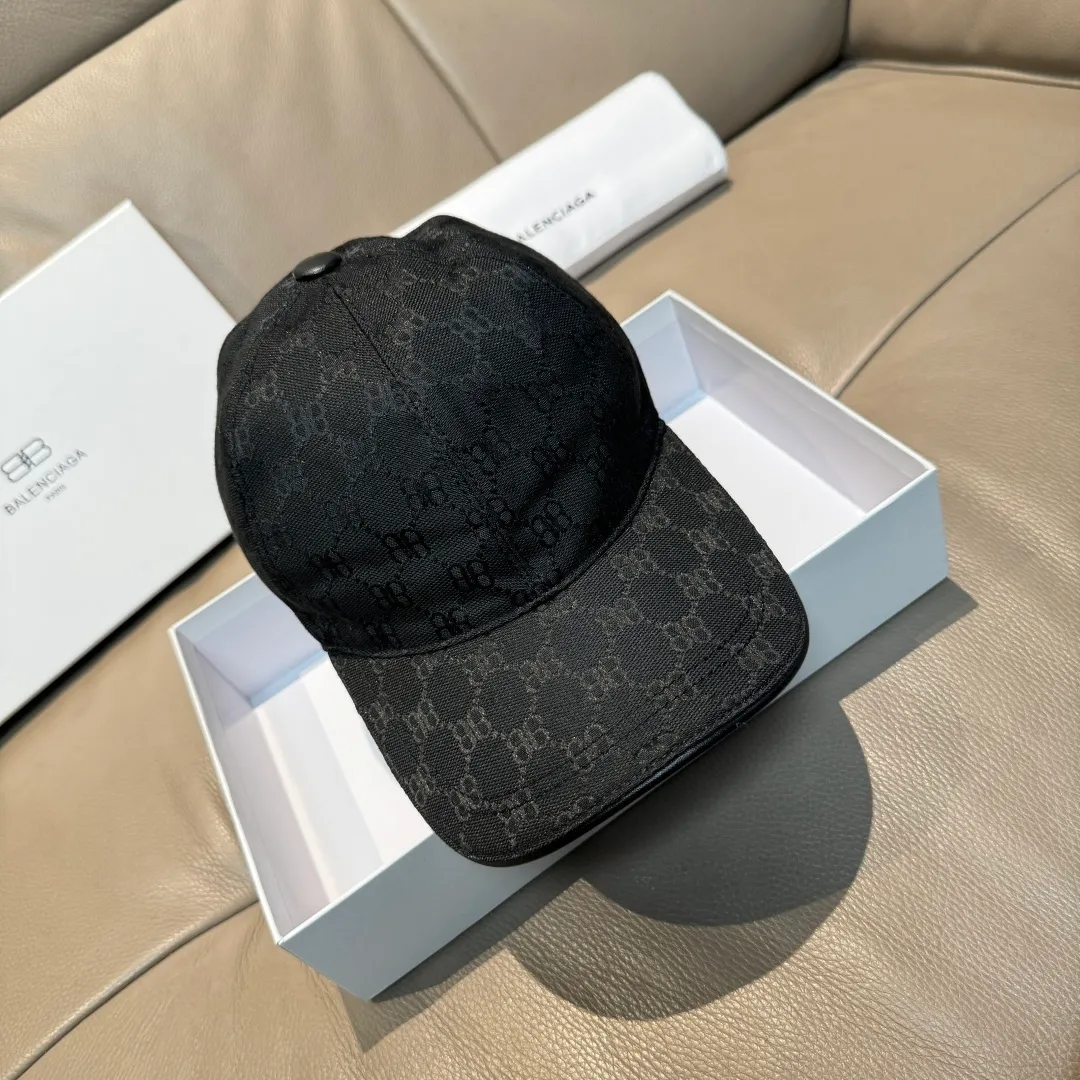 p90, Balenciaga's new original baseball cap, 1:1 mold opening and customization at the counter, original canvas fabric + first layer of cowhide, pure cotton lining, light and breathable, simple and elegant! Basic head circumference is 56cm, the patch is adjustable, suitable for both men and women, a must-have for all seasons!