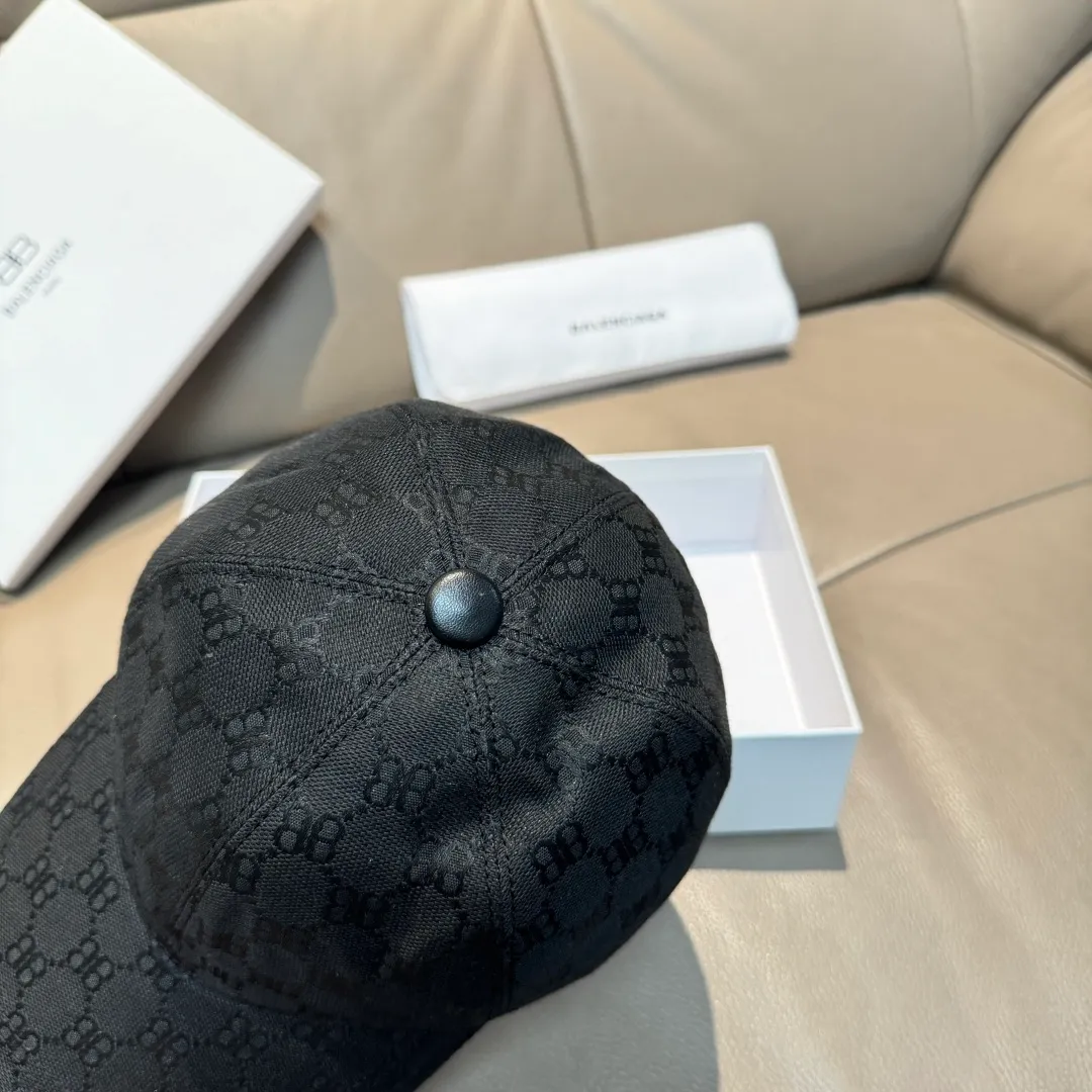 p90, Balenciaga's new original baseball cap, 1:1 mold opening and customization at the counter, original canvas fabric + first layer of cowhide, pure cotton lining, light and breathable, simple and elegant! Basic head circumference is 56cm, the patch is adjustable, suitable for both men and women, a must-have for all seasons!