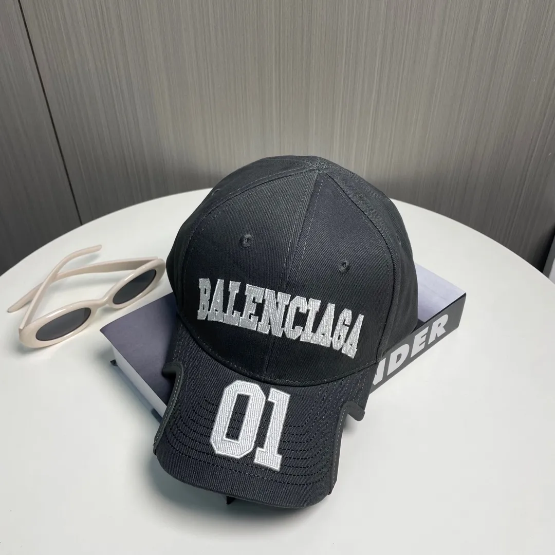 P80💰BALENCIAGA Balenciaga's new embroidered logo baseball cap, cool colors, different styles for men and women, the first batch will be shipped first! A must-buy for Paris fans!