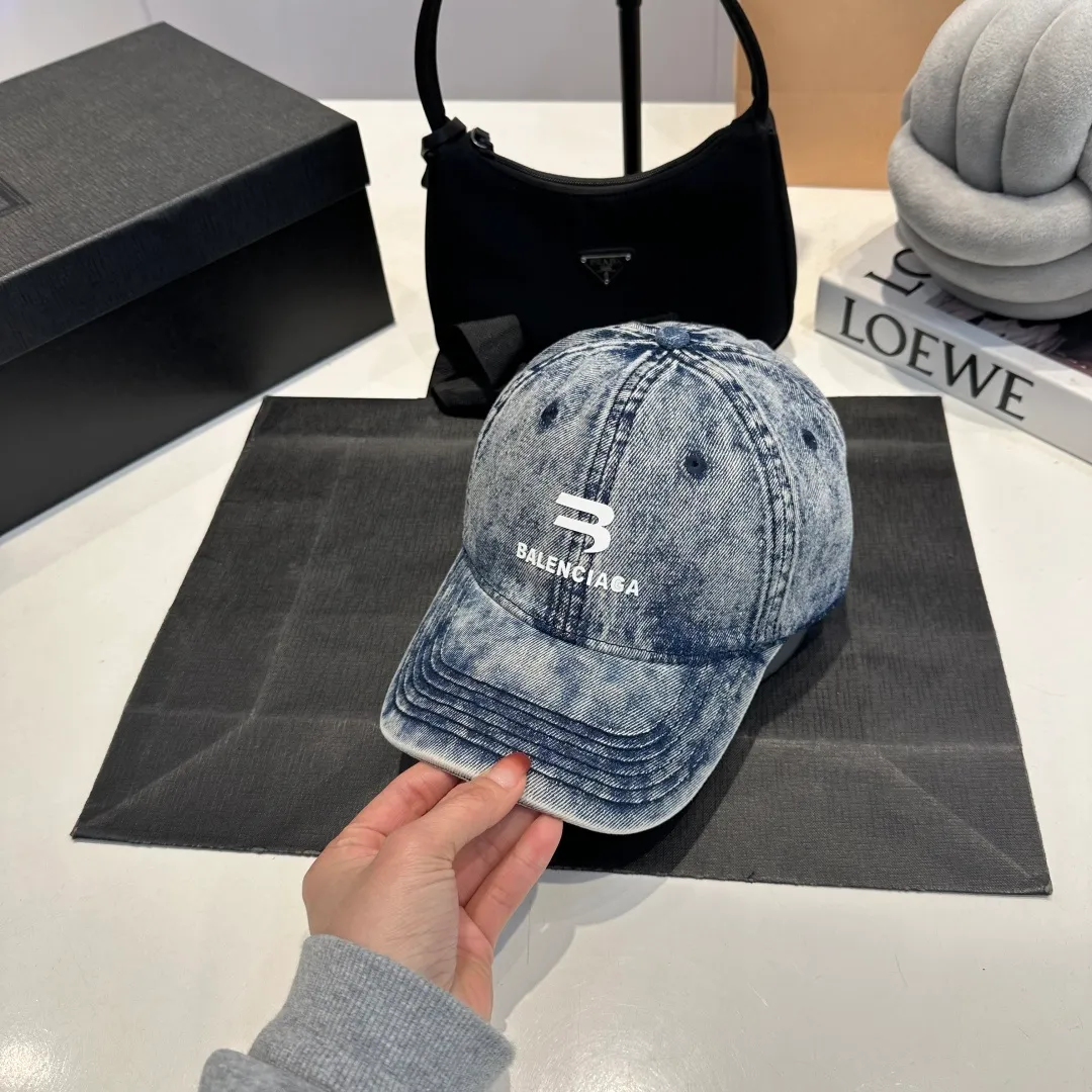 P60 BALENCIAGA 🆕Spring style new personalized baseball cap, high quality and excellent breathability, suitable for all seasons, high-value fashion item! Same style for men and women